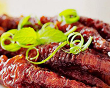 可以吮著(zhù)吃的虎皮雞爪，連骨頭都是酥的